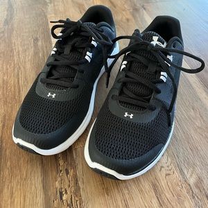 Women’s under armour shoes size 9.5 brand new without tags.